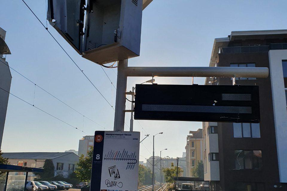 Вандали четири пъти режат с флекс спирка на трамвая на метростанция "Люлин"