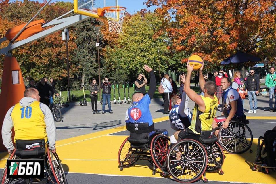 Турнир по баскетбол на колички в „Триадица“ събира средства за бус