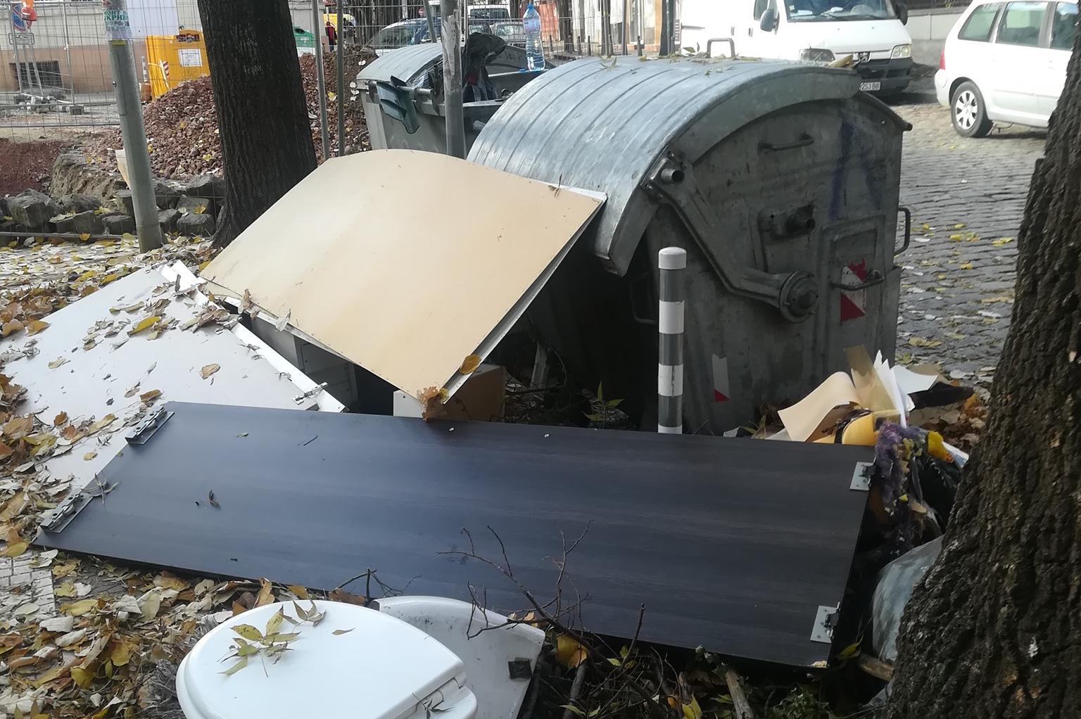 Столичанин затрупа със строителни отпадъци и стара тоалетна контейнерите на