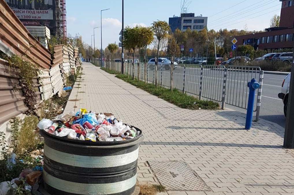 Премахнаха импровизирано кошче за боклуци на ул. "Филип Кутев" (СНИМКИ)