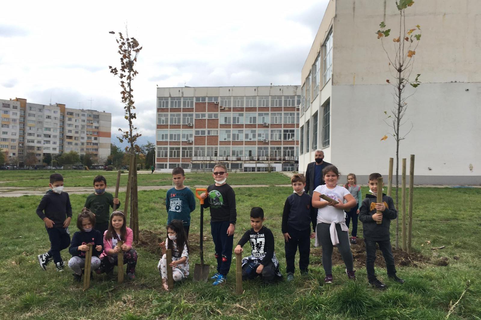 Ученици от 150 ОУ "Цар Симеон Първи" в „Дружба-2“ засадиха липи, ясен и чин
