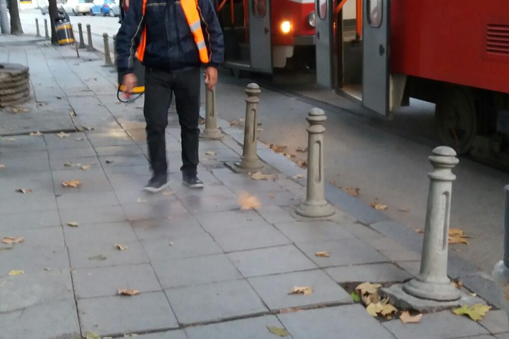 Дезинфекцират около спирки на градския транспорт в София (СНИМКИ)