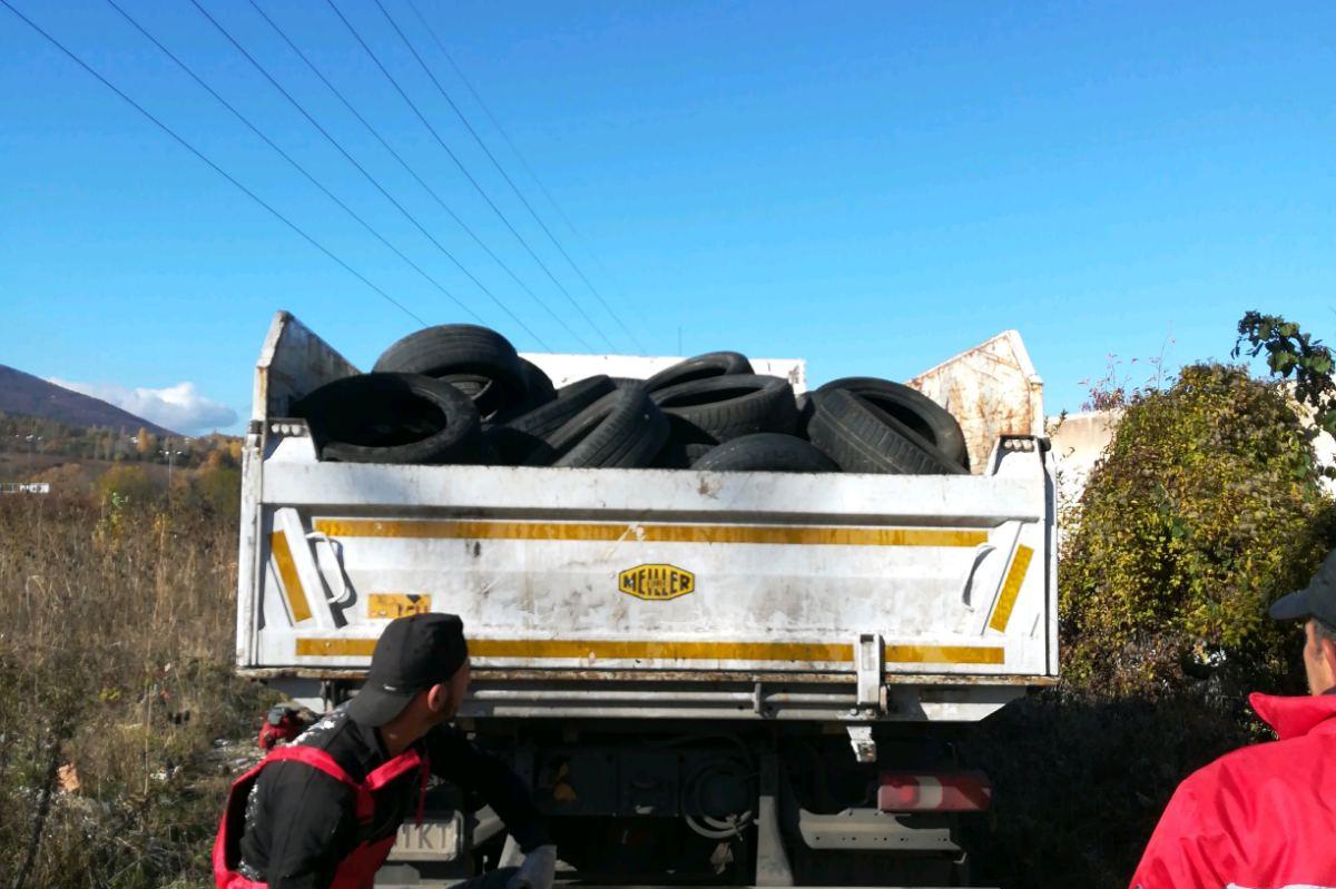 Събраха над 160 стари гуми от изоставен имот на Околовръстен път (СНИМКИ)