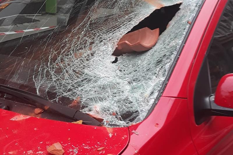 На "Дондуков" падна керемида, счупи предното стъкло на кола с човек