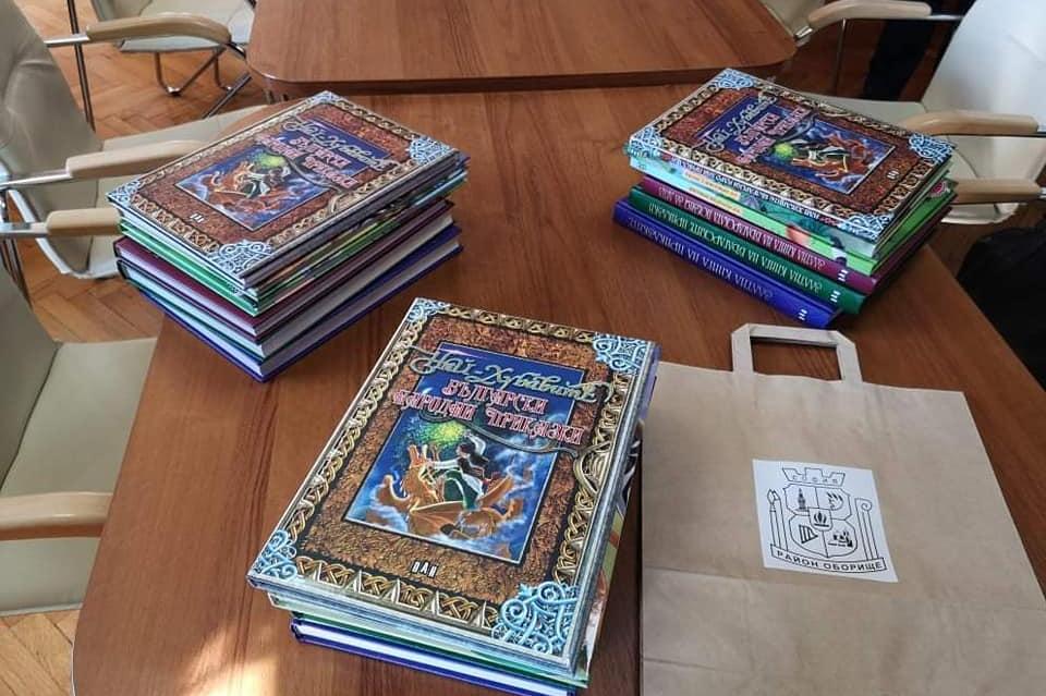 Дариха нови книги на всички читалища с библиотека в „Оборище“ (СНИМКИ)