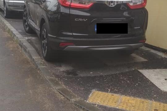 Тротоар на улица „Габър“ стана нерегламентиран паркинг (СНИМКИ)