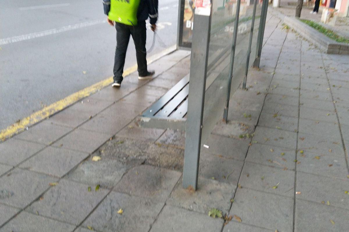 Дезинфекцират спирки на градския транспорт в „Люлин“(СНИМКИ)