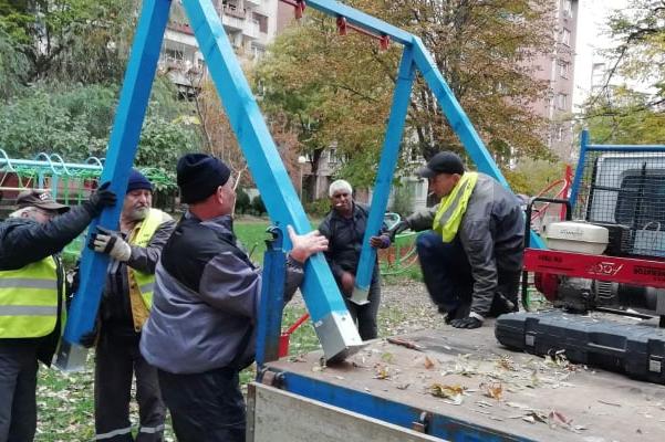 В "Бели брези": Ремонтираха занемарена повече от 20 години детска площадка