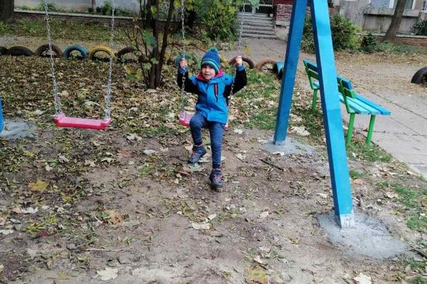 В "Бели брези": Ремонтираха занемарена повече от 20 години детска площадка