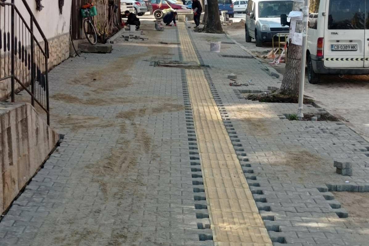 Реновират тротоара на ул. „Урал“ в „Горна баня“ (СНИМКИ)