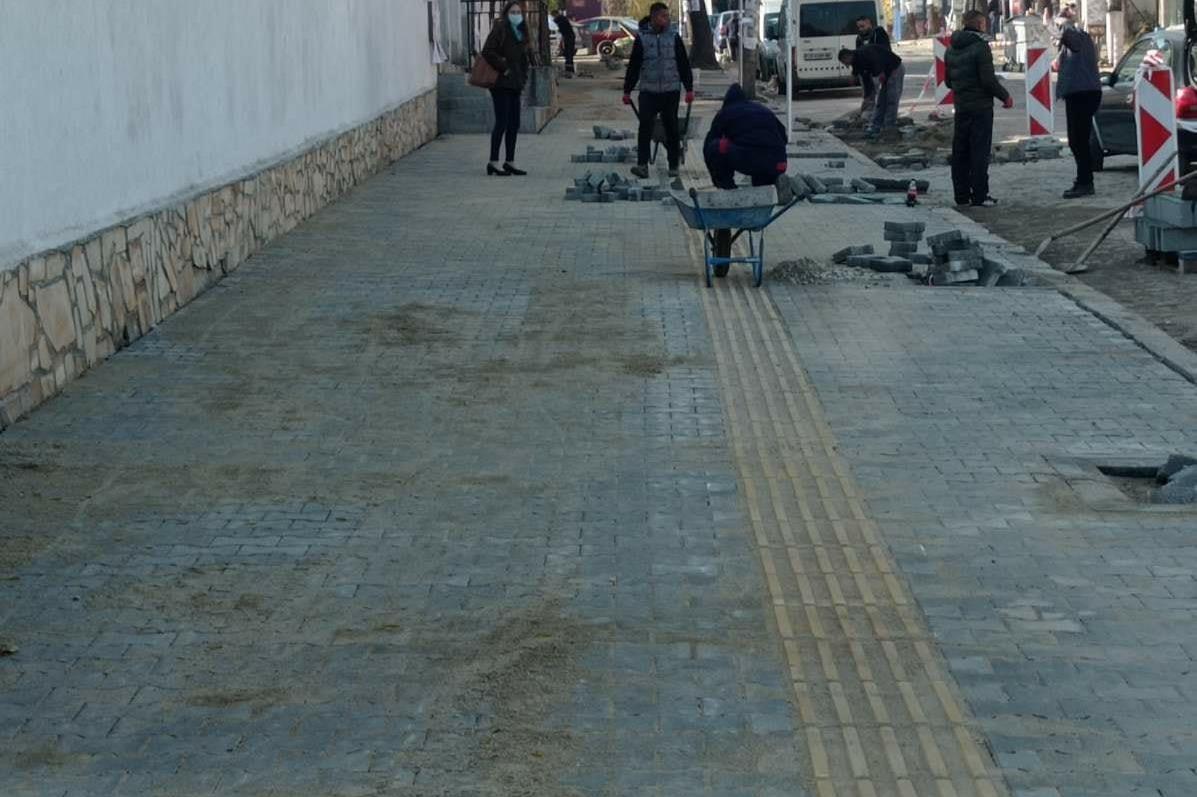 Реновират тротоара на ул. „Урал“ в „Горна баня“ (СНИМКИ)