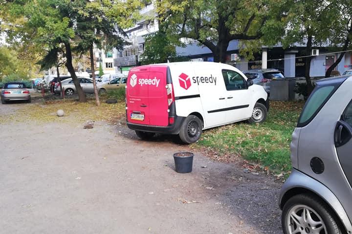 Служебен автомобил на куриерска фирма паркират в зелена площ в "Гоце Делчев