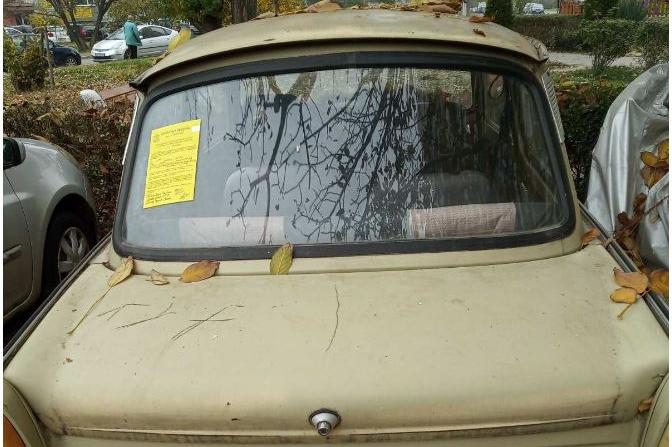 Стикираха 8 стари автомобила в софийския квартал „Христо Смирненски“ (СНИМК