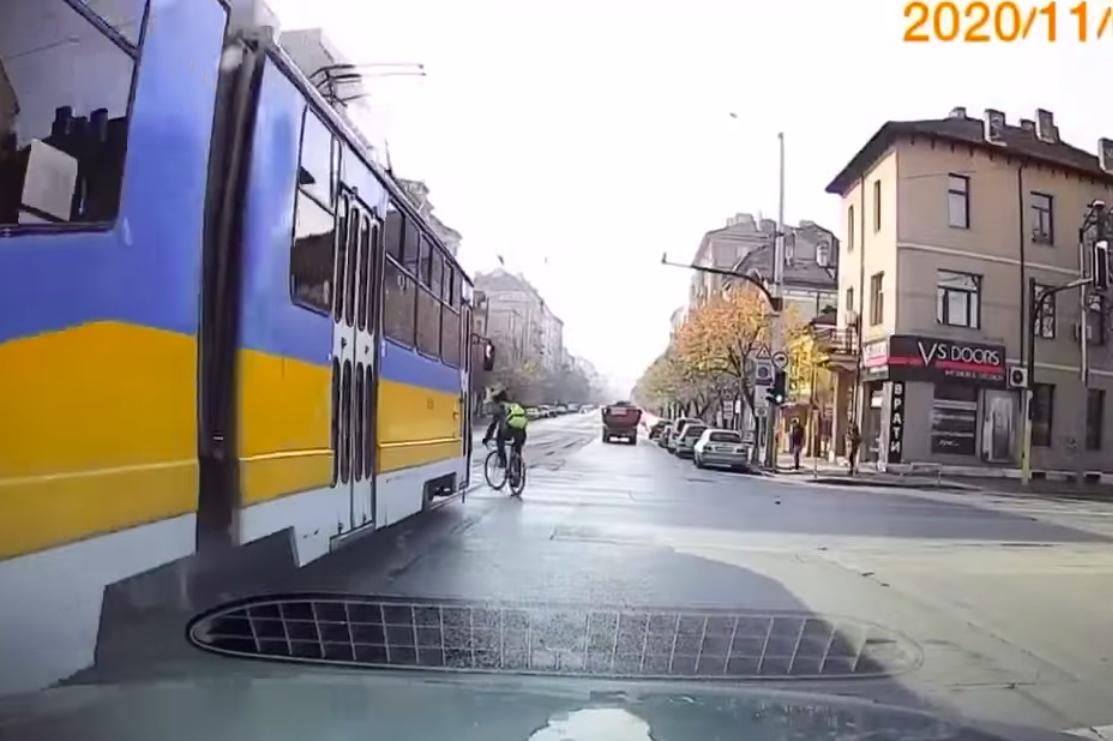 Отнесен колоездач се блъсна в трамвай 6 на бул. Сливница