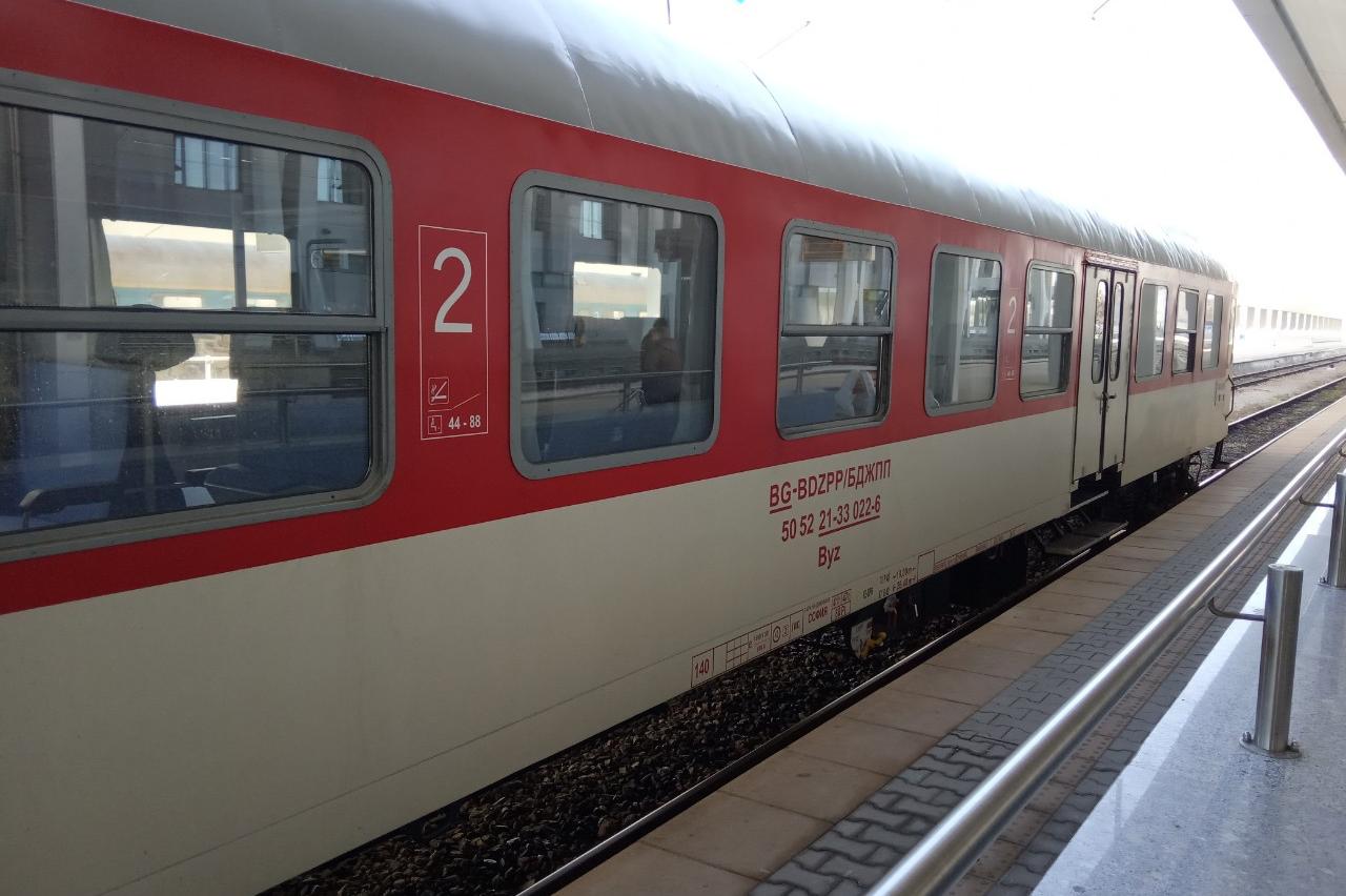 Намаляват спирките на влаковете София-Бургас и София-Варна за 2021 г.