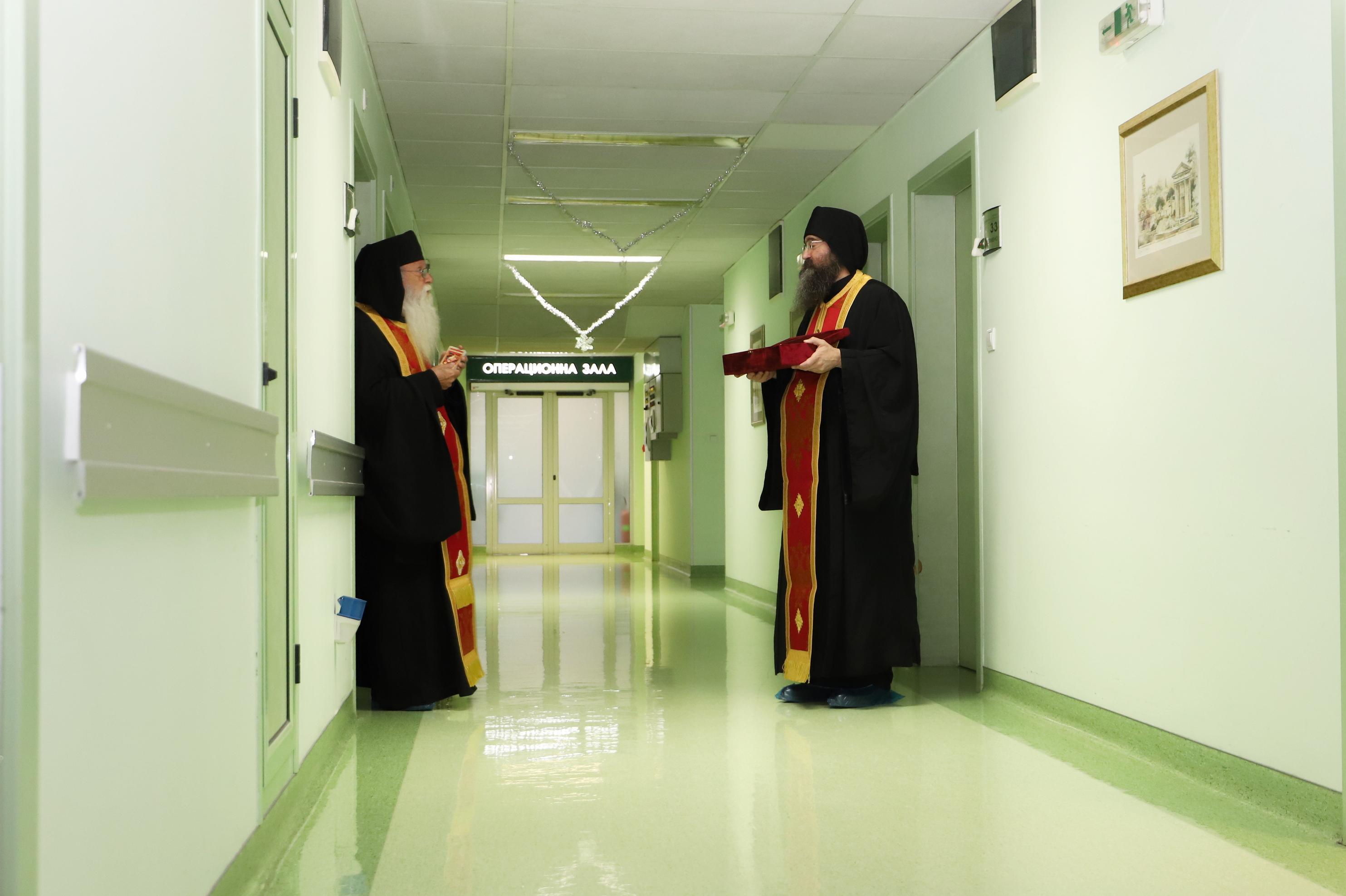 Свещеници благословиха лекари и пациенти във ВМА (СНИМКИ)