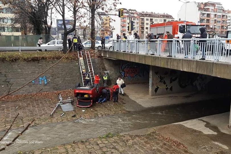 Двама пострадали, кола падна в реката на Тодор Александров в София
