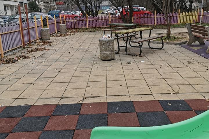 В Гоце Делчев тийнейджъри превърнаха детска площадка в бунище (СНИМКИ)