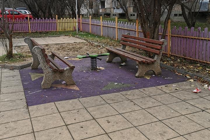 В Гоце Делчев тийнейджъри превърнаха детска площадка в бунище (СНИМКИ)