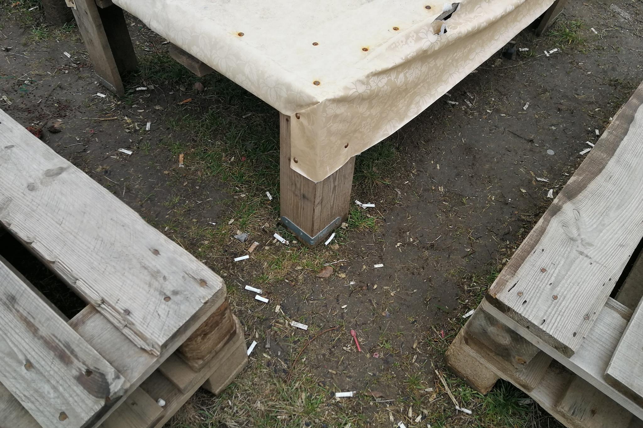 Скована маса и пейки от палети възмутиха столичани в Слатина (СНИМКИ)
