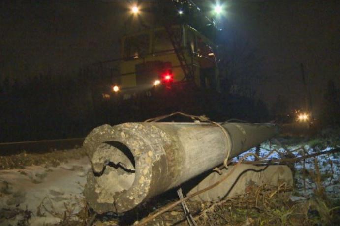 Движението на влака София – Перник бе блокирано заради паднал стълб