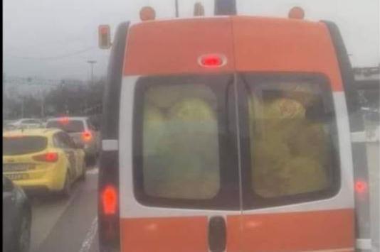 Спекулация в социалната мрежа: В София линейка превозва зеле (СНИМКИ)