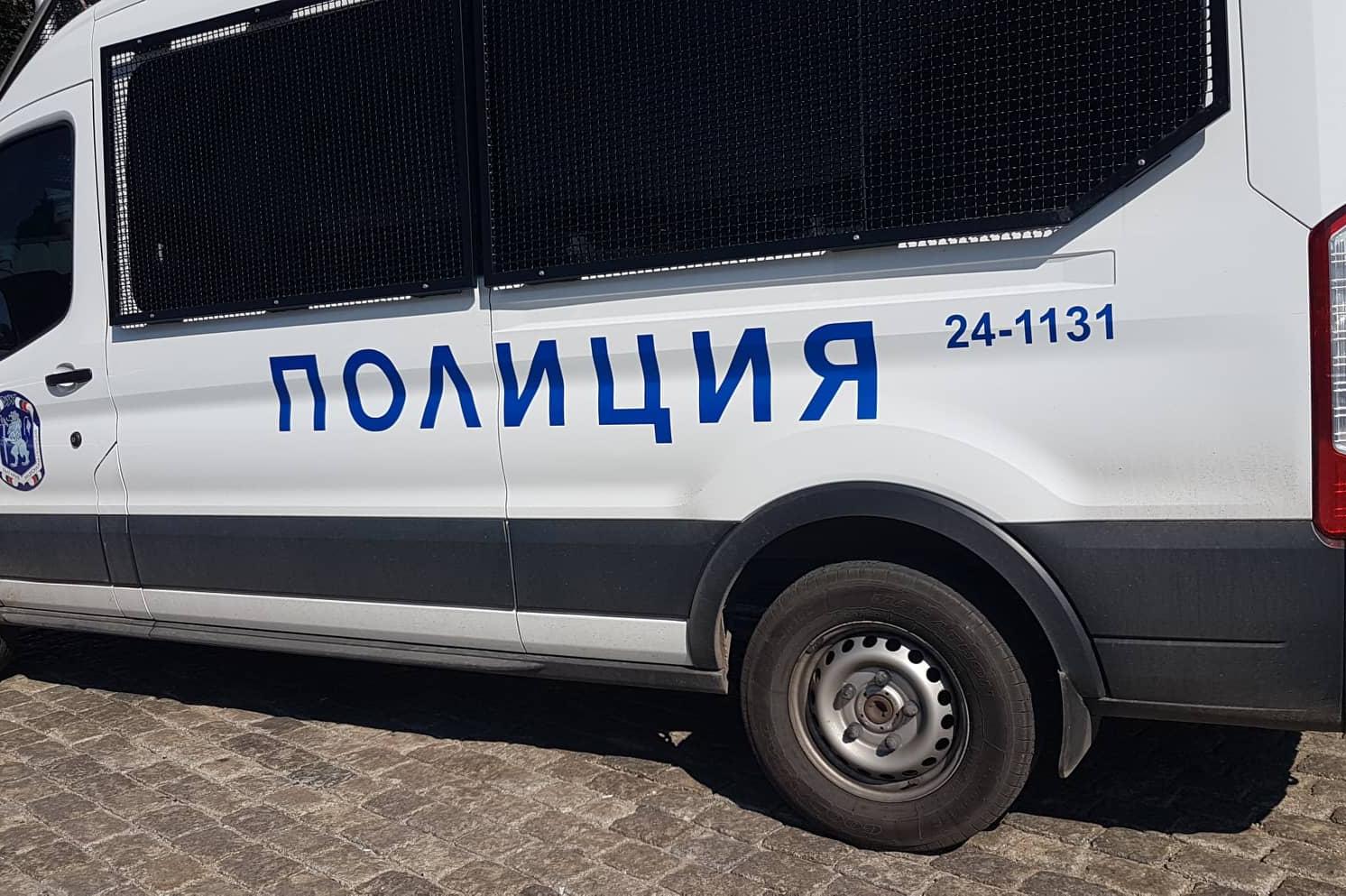 Ботевградски полицаи задържаха шофьор с общо 100 стека контрабандни цигари
