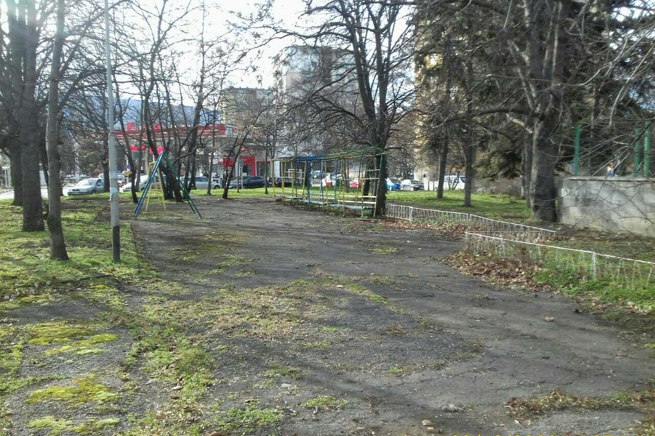 Почистиха градинката между бул. Тодор Александров и ул. Татари (СНИМКИ)