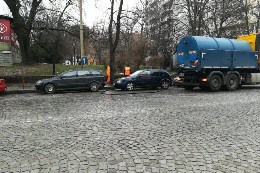Дезинфекцират основни булеварди в София (СНИМКИ)