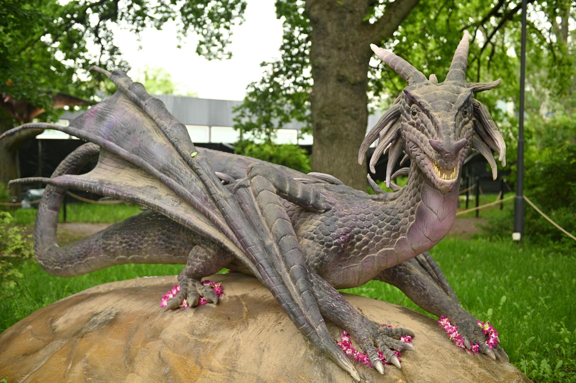 8-метрови дракони радват столичани в парк Възраждане (СНИМКИ)