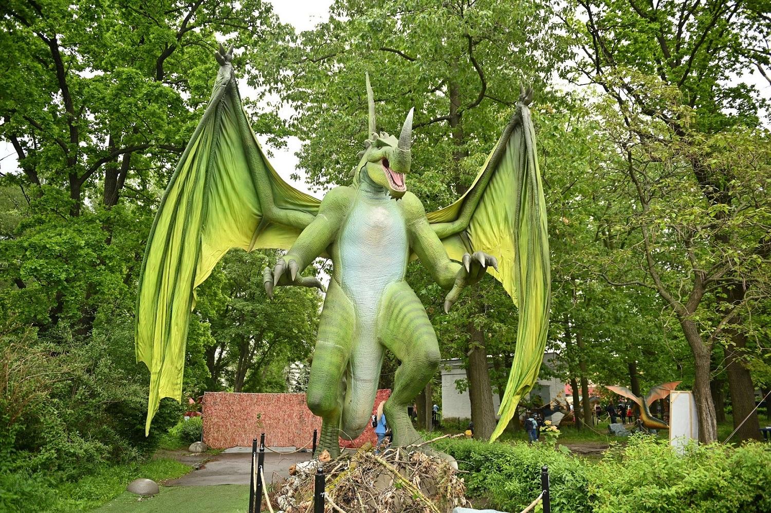 8-метрови дракони радват столичани в парк Възраждане (СНИМКИ)