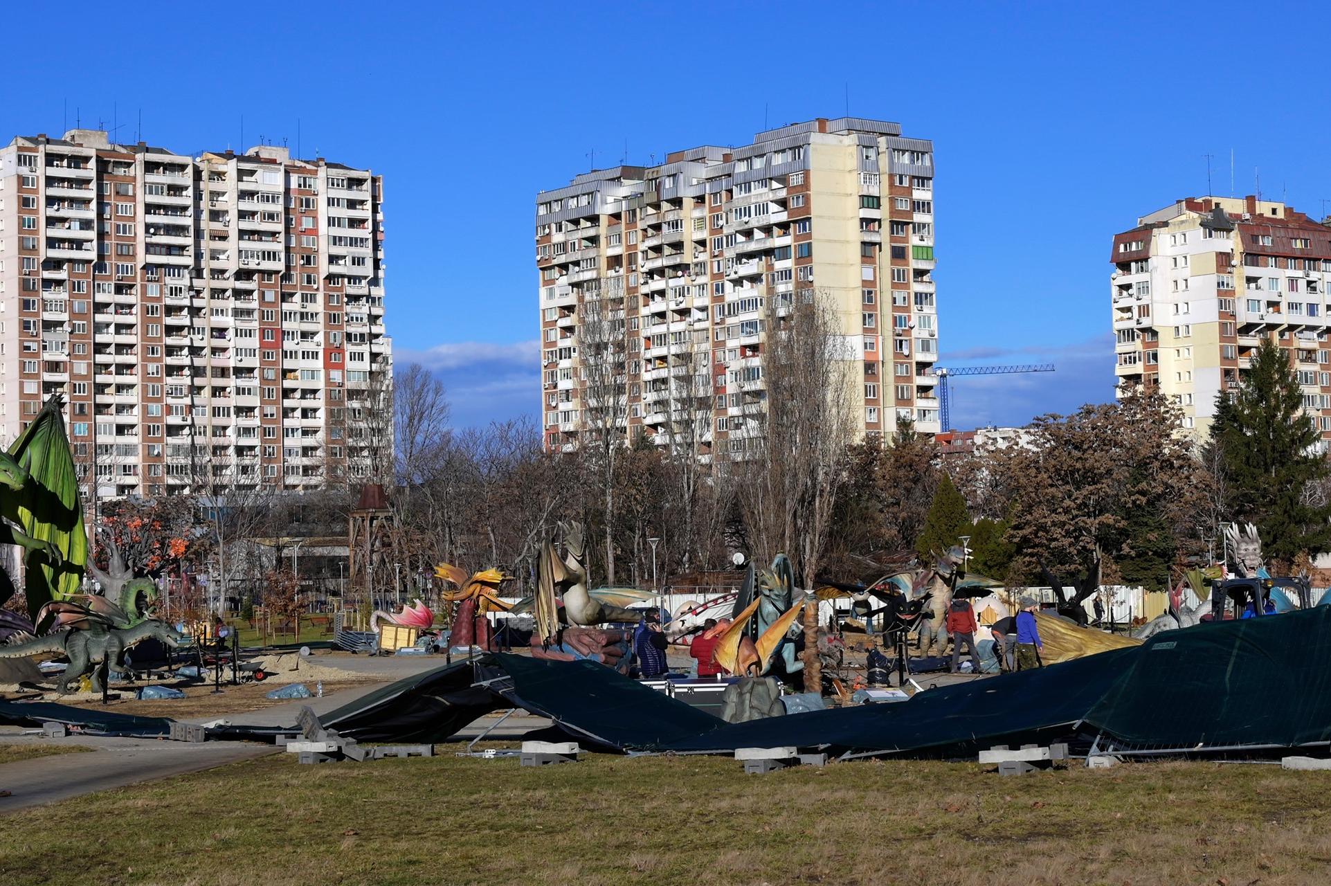 Вятърът в София отнесе динозавър, събори ограда в парк Възраждане