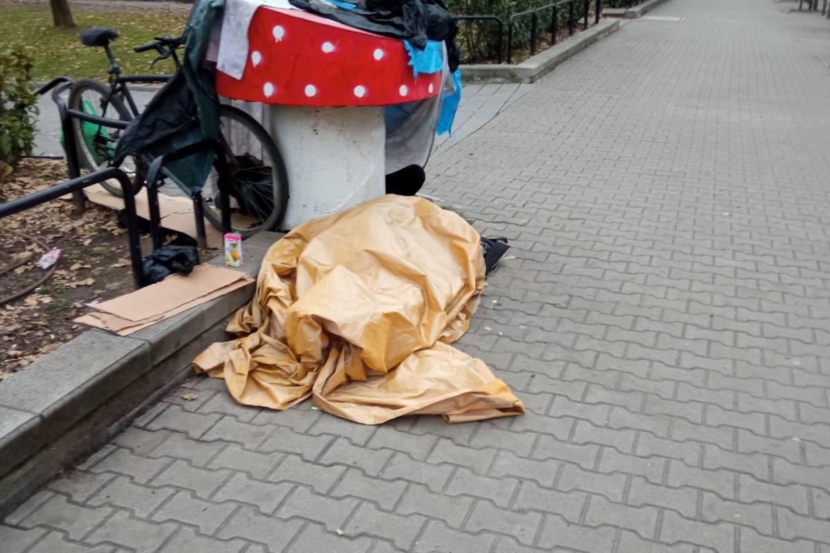 Махнати са отпадъци от входа на Докторската градина на ул. "Кракра"