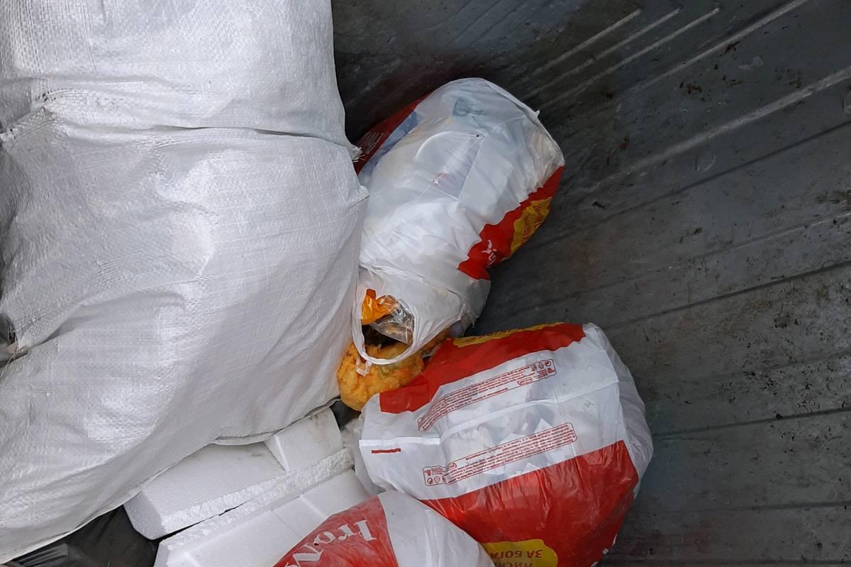 В "Дианабад" от бус изхвърлиха строителни отпадъци при битовите, глобиха ги