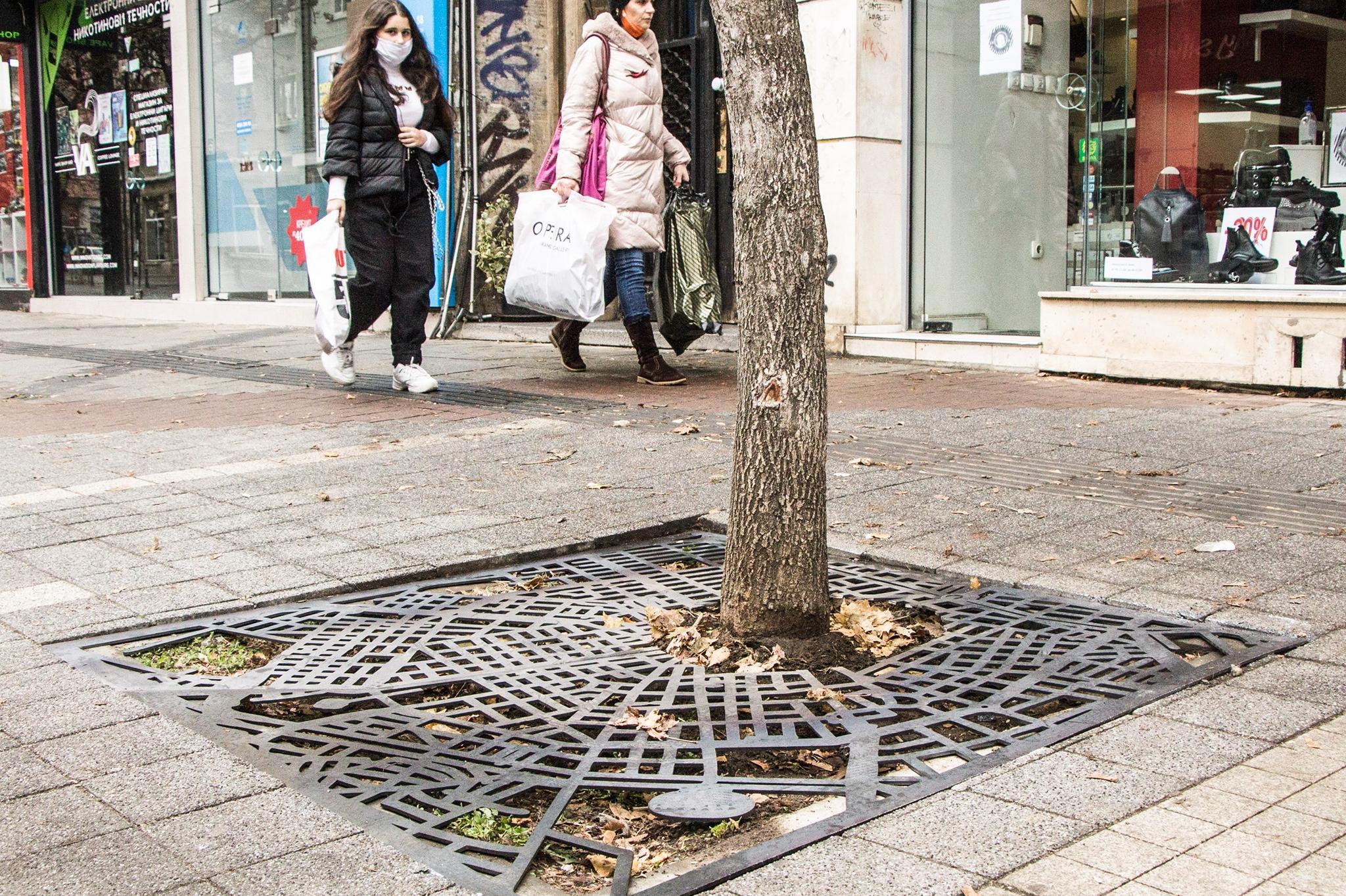 Метална карта на София пази дърво в центъра на града