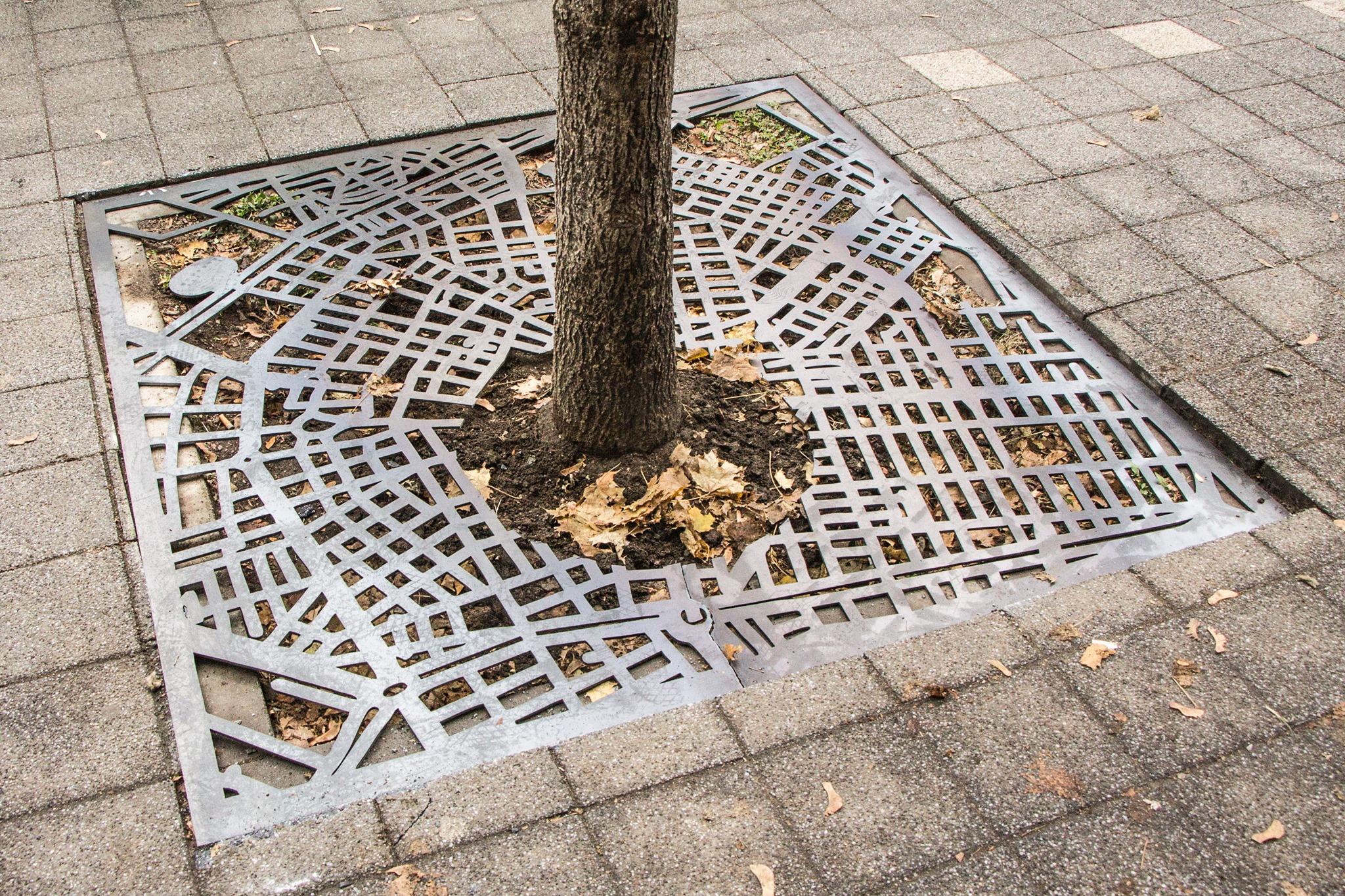 Метална карта на София пази дърво в центъра на града