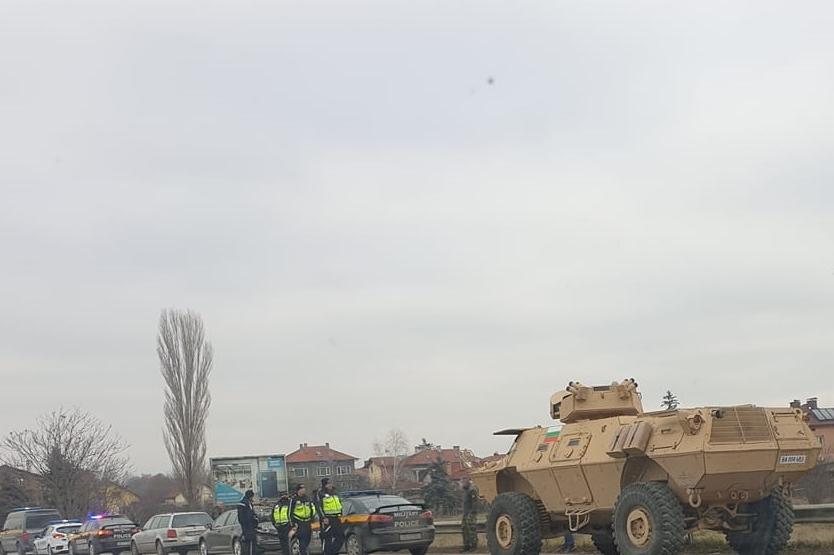 Военна машина размаза лек автомобил край Казичене