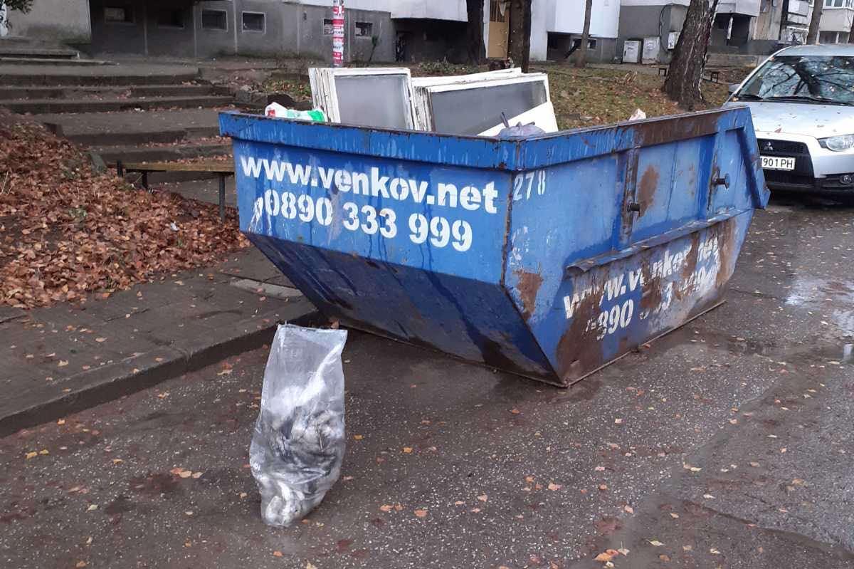 Неправилно сложен контейнер за строителни отпадъци докара глоба на мъж от "