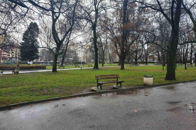 За пореден път: Изпочупени и обърнати пейки и кошчета в парка "Св. св. Петъ