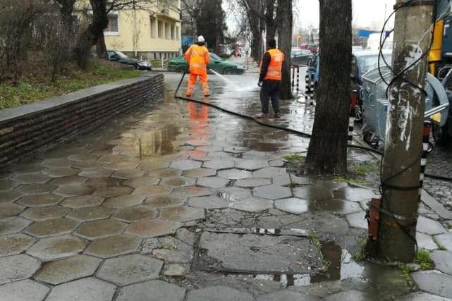 Започна миене на основни улици и булеварди в София