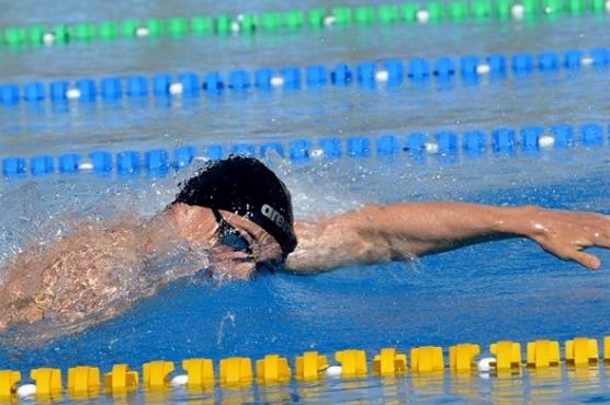 Миладинов  с летящ старт, плува до рекорда на 100 м св. стил