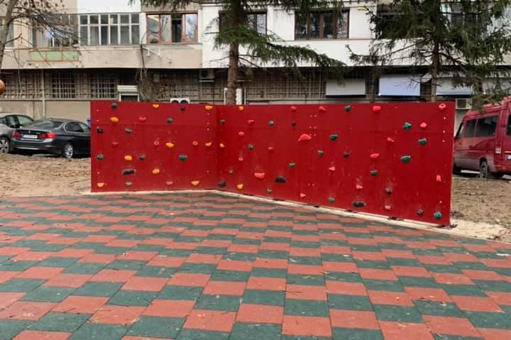 Готова е нова площадка за децата на ул. "Пиер Дегейтър"