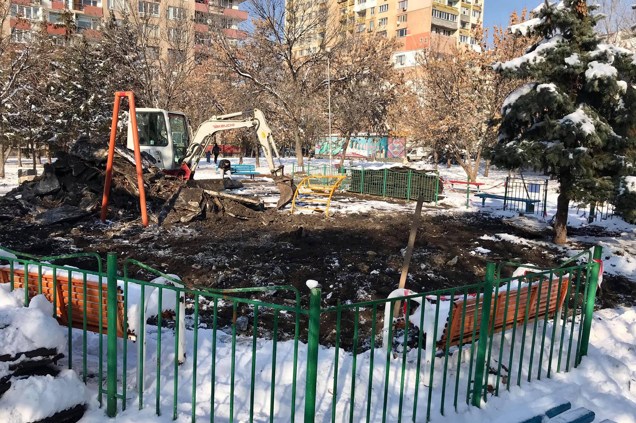 Багер разкопа детска площадка в Младост 1
