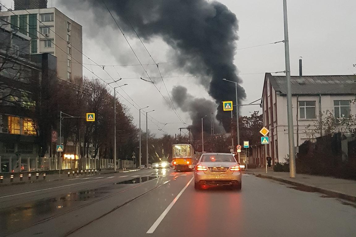 Черните пушеци над Сточна гара: Фургон на строителни работници се запали