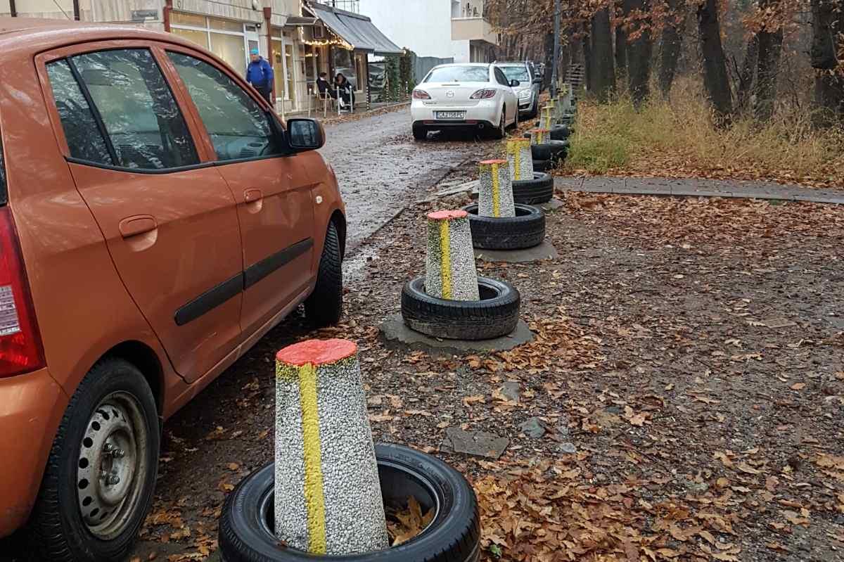 Махнати са 40 стари гуми, сложени върху колчета за паркиране в "Лозенец"