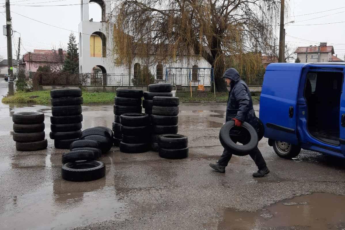 Събраха 150 стари гуми в Мировяне (СНИМКИ)