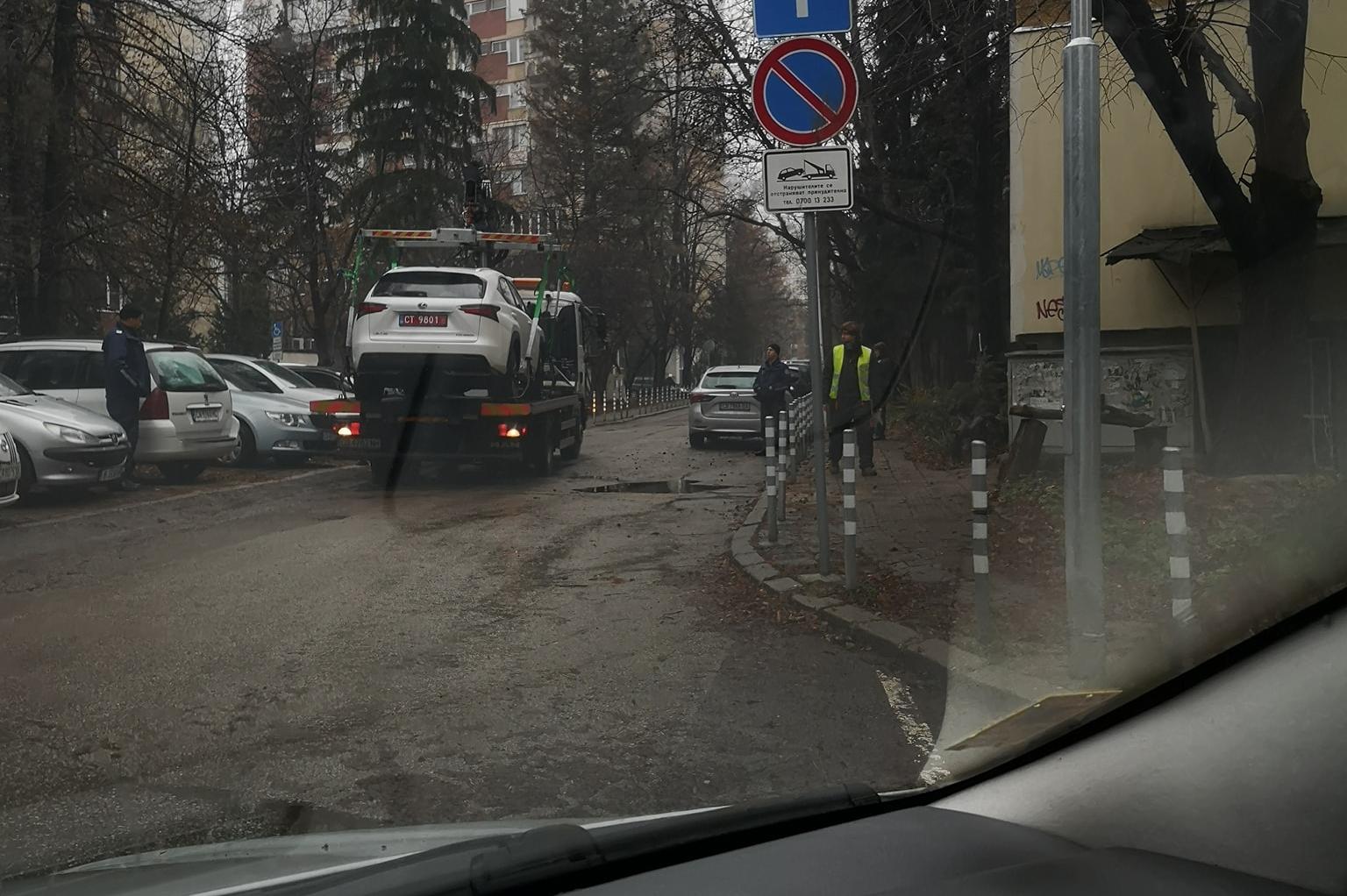Паяк отнесе неправилно паркиран автомобил в Лозенец (СНИМКИ)