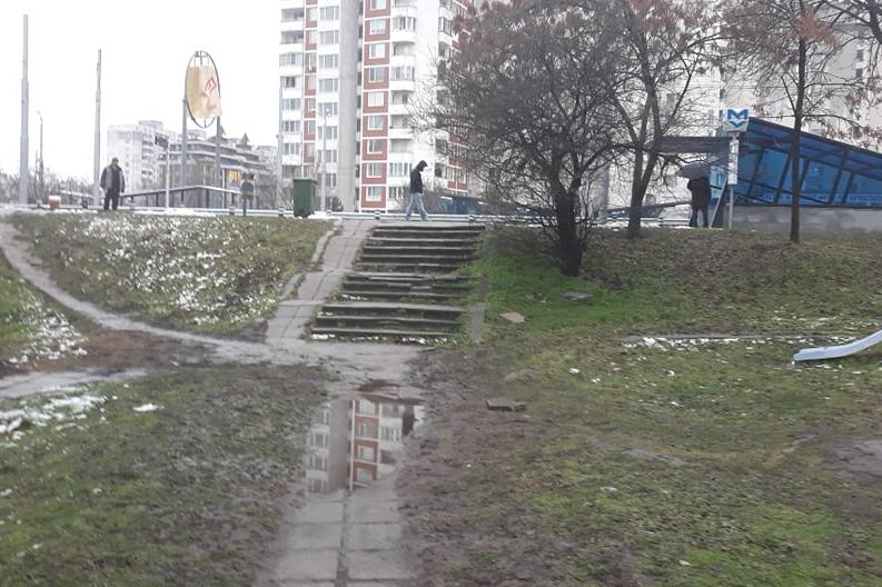Метростанция Хаджи Димитър протече, разбити и кални плочки спъват софиянци 