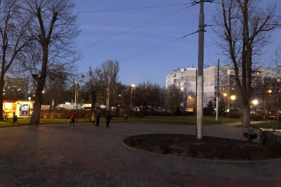 Вандали разрушиха градинка в Иван Вазов (СНИМКИ)