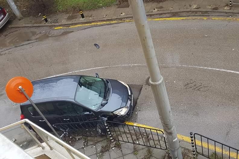Автомобил катастрофира на ул. Григор Начевич (СНИМКИ)